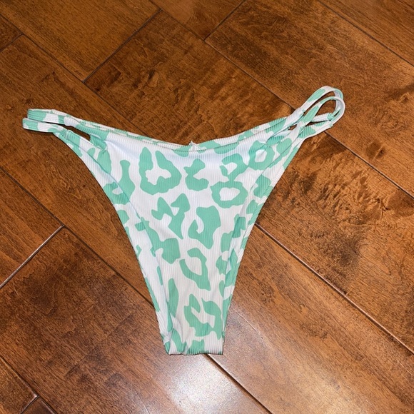 Green Leopard Bikini - Picture 2 of 2